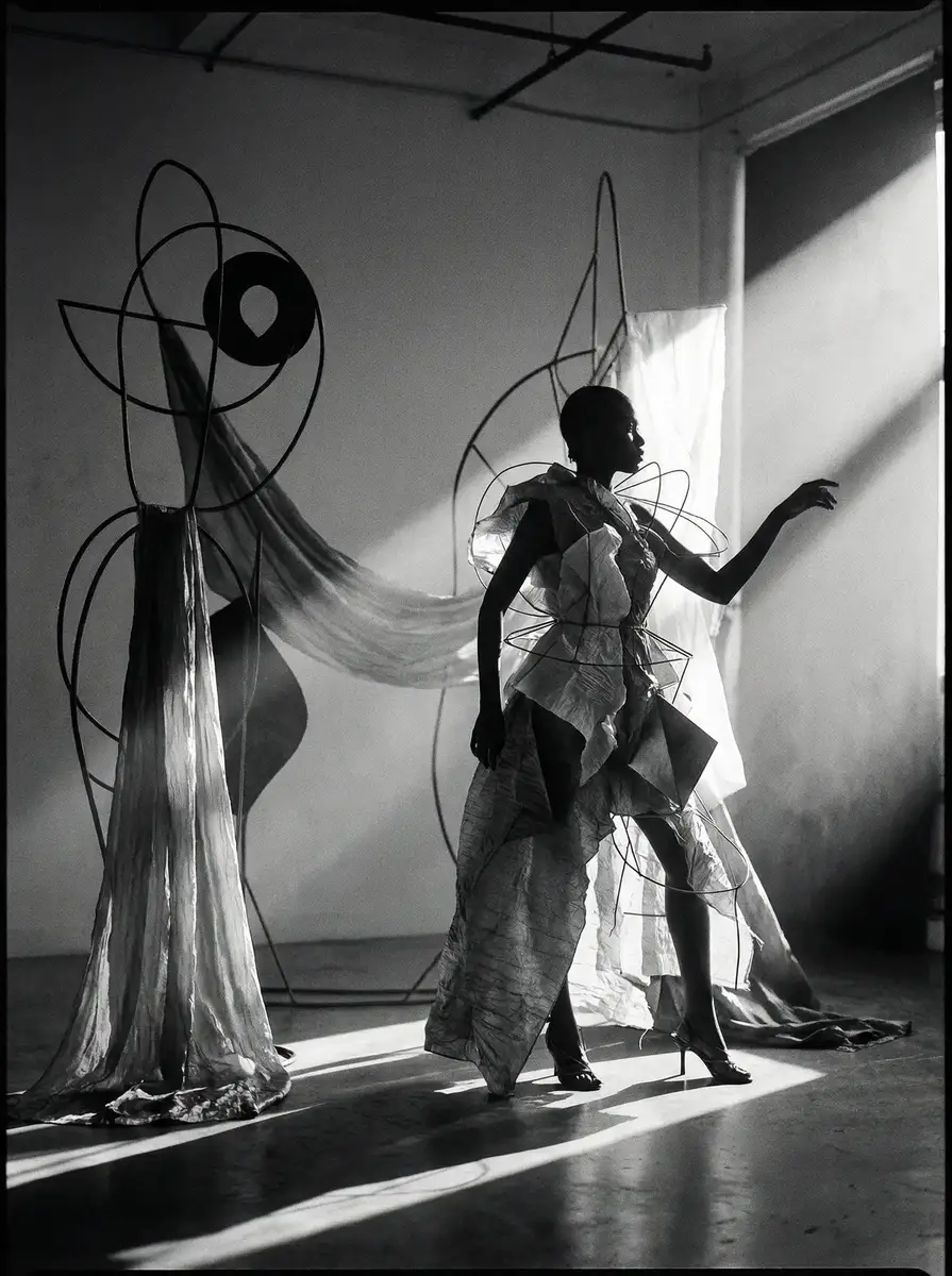 云开体育网址 灵感橱窗 先锋艺术装置时装